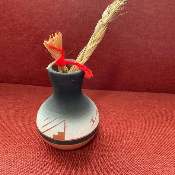 Vintage Sioux Vase w/ Braided Sweetgrass - Picture 1 of 3